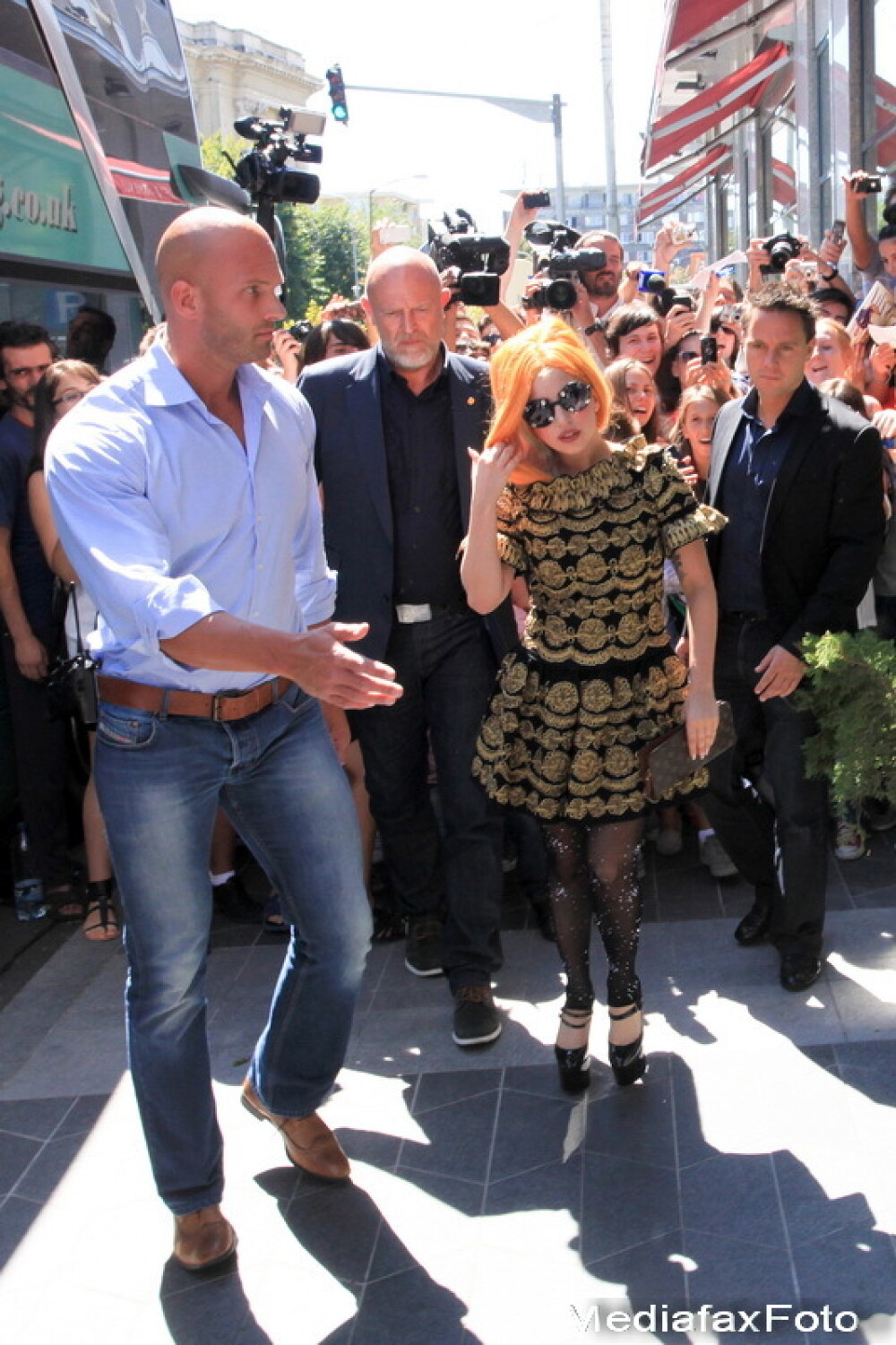Incidentul de la Bucuresti nu a fost singurul.Bodyguardul lui Lady Gaga i-a rupt picioarele unui fan - Imaginea 5