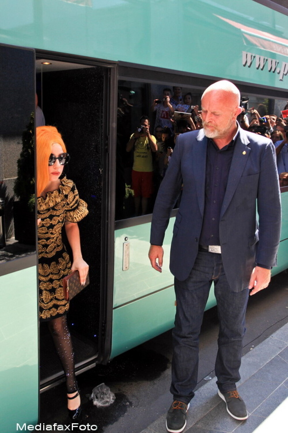 Incidentul de la Bucuresti nu a fost singurul.Bodyguardul lui Lady Gaga i-a rupt picioarele unui fan - Imaginea 7