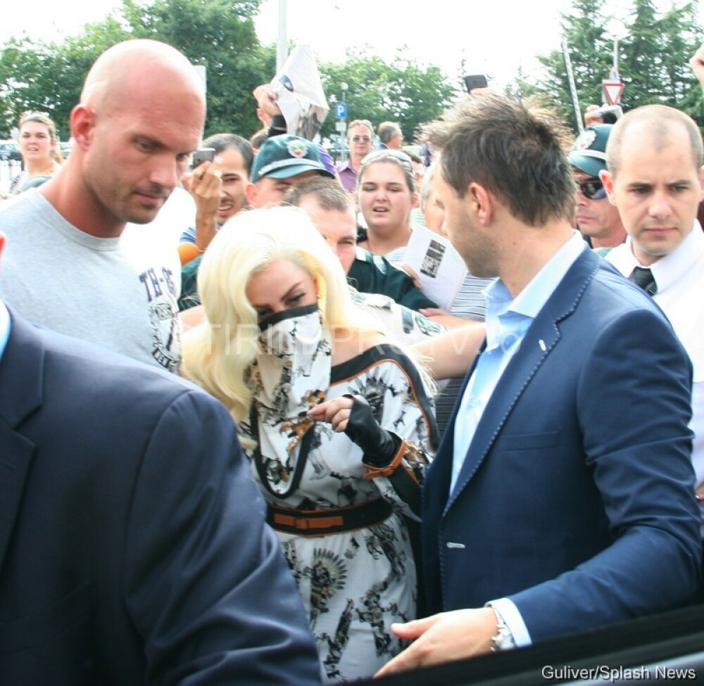 Incidentul de la Bucuresti nu a fost singurul.Bodyguardul lui Lady Gaga i-a rupt picioarele unui fan - Imaginea 8