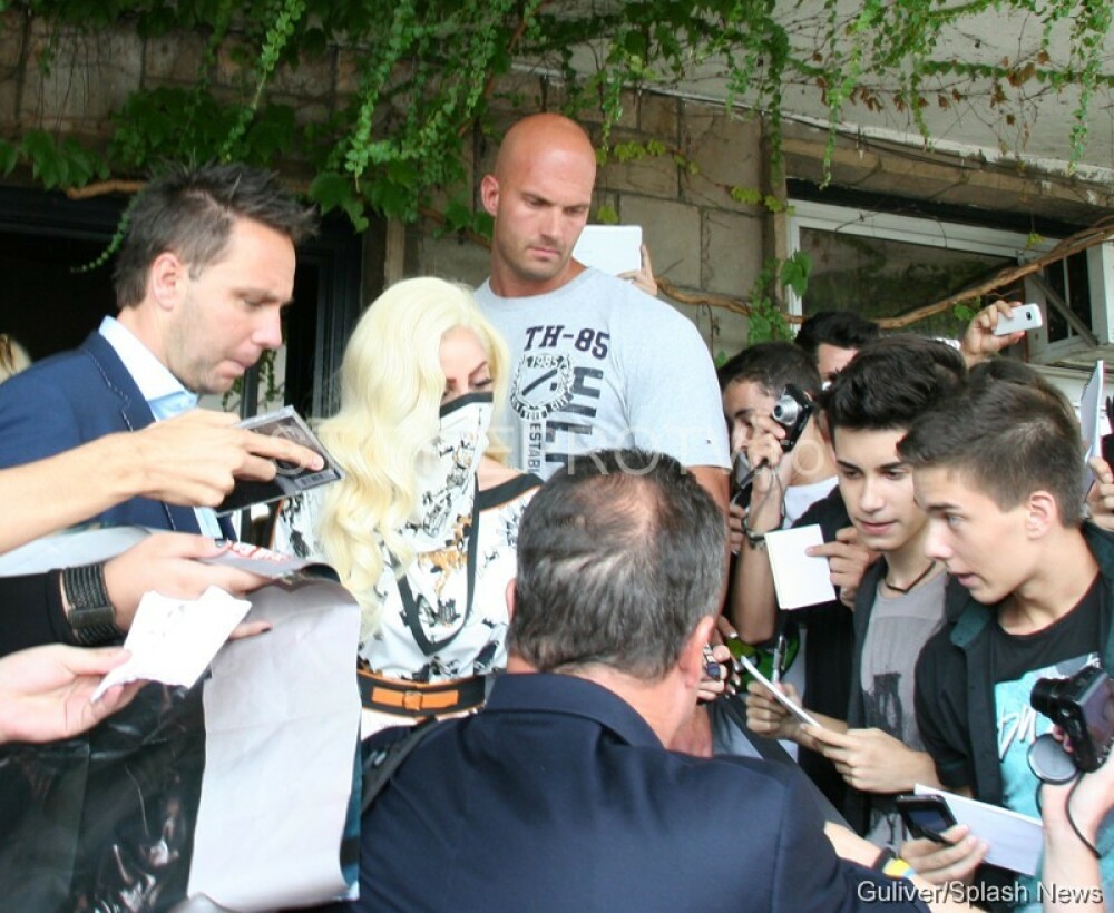 Incidentul de la Bucuresti nu a fost singurul.Bodyguardul lui Lady Gaga i-a rupt picioarele unui fan - Imaginea 9