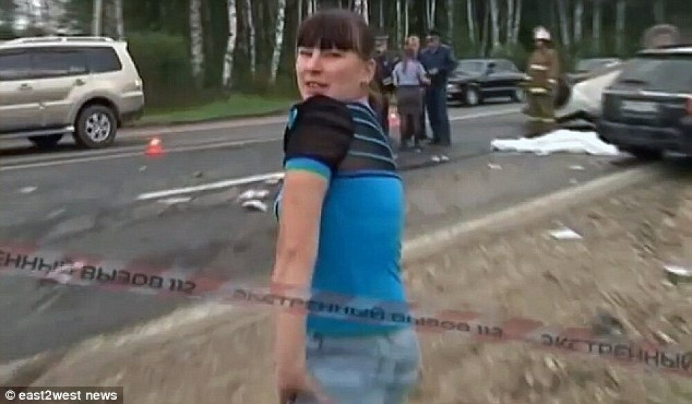 Gestul sfidator al unei rusoaice. A dansat langa cadavrele oamenilor pe care i-a ucis in accident - Imaginea 1