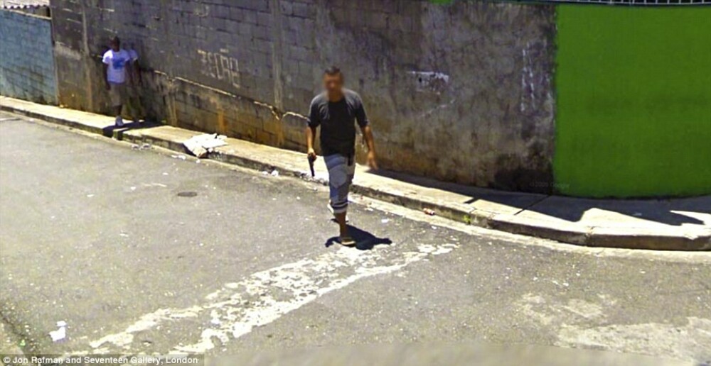 Prostituate, vanzari de arme si alte imagini spectaculoase surprinse de Street View. GALERIE FOTO - Imaginea 7