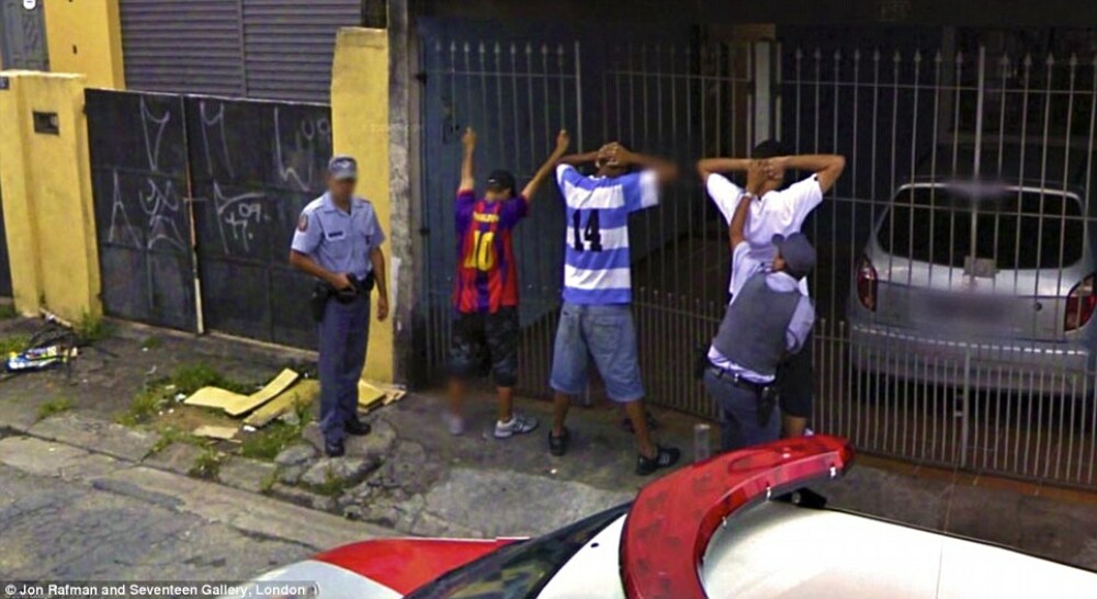 Prostituate, vanzari de arme si alte imagini spectaculoase surprinse de Street View. GALERIE FOTO - Imaginea 11