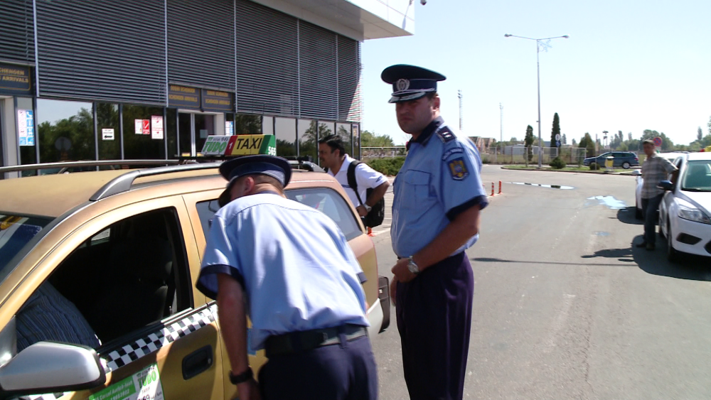 Taximetristii din parcarea Aeroportului Traian Vuia au fost verificati astazi de oamenii legii - Imaginea 1