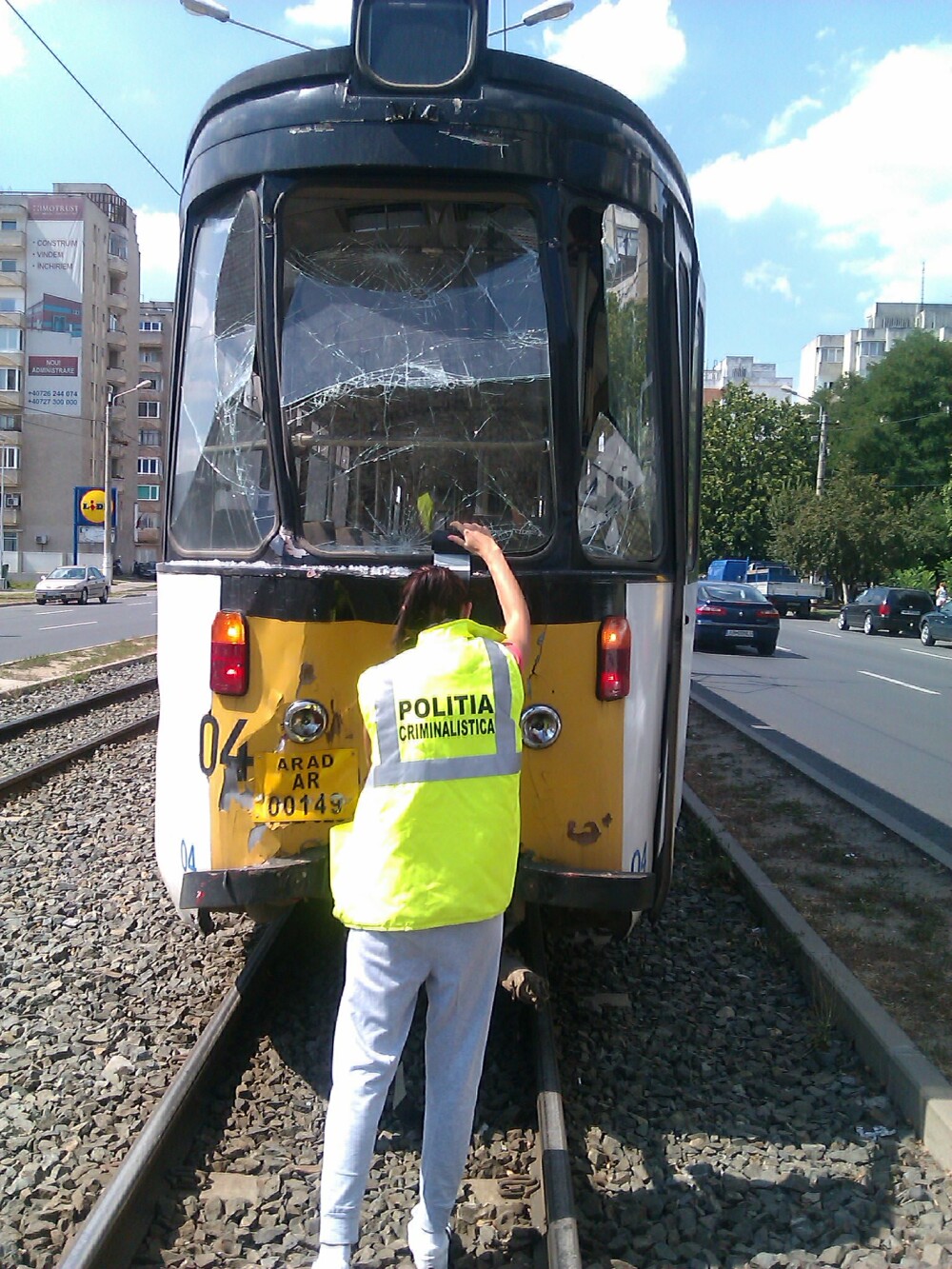 FOTO. Doua tramvaie s-au ciocnit in Arad. Un pasager si un vatman au fost raniti - Imaginea 1