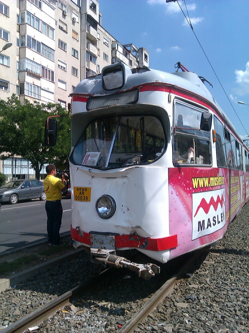 FOTO. Doua tramvaie s-au ciocnit in Arad. Un pasager si un vatman au fost raniti - Imaginea 2