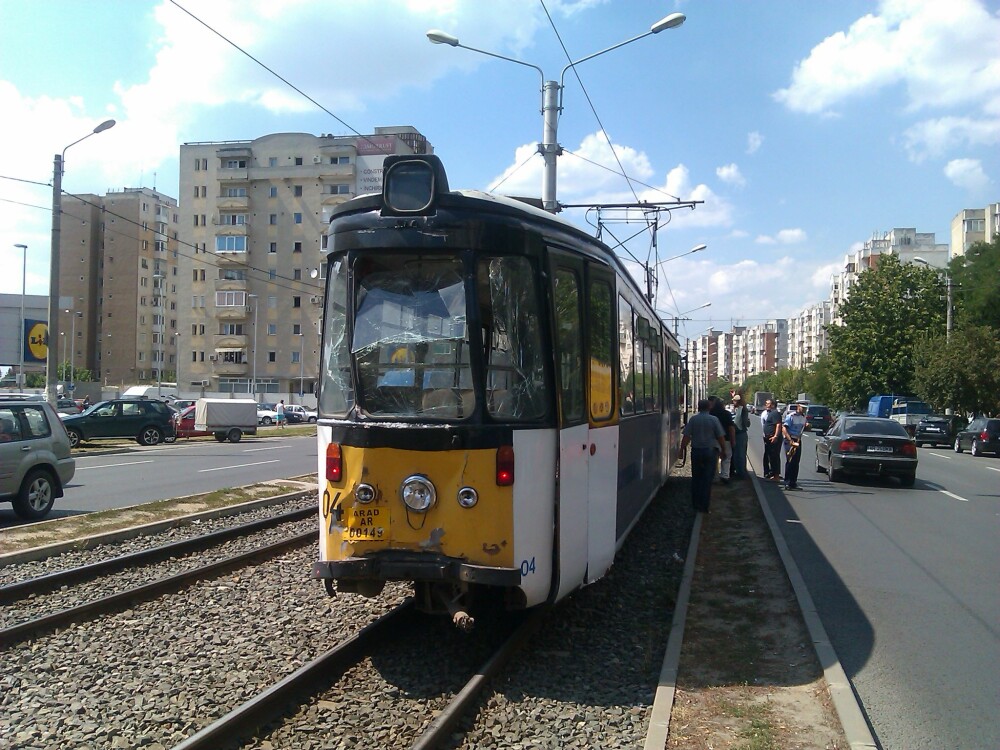 FOTO. Doua tramvaie s-au ciocnit in Arad. Un pasager si un vatman au fost raniti - Imaginea 3