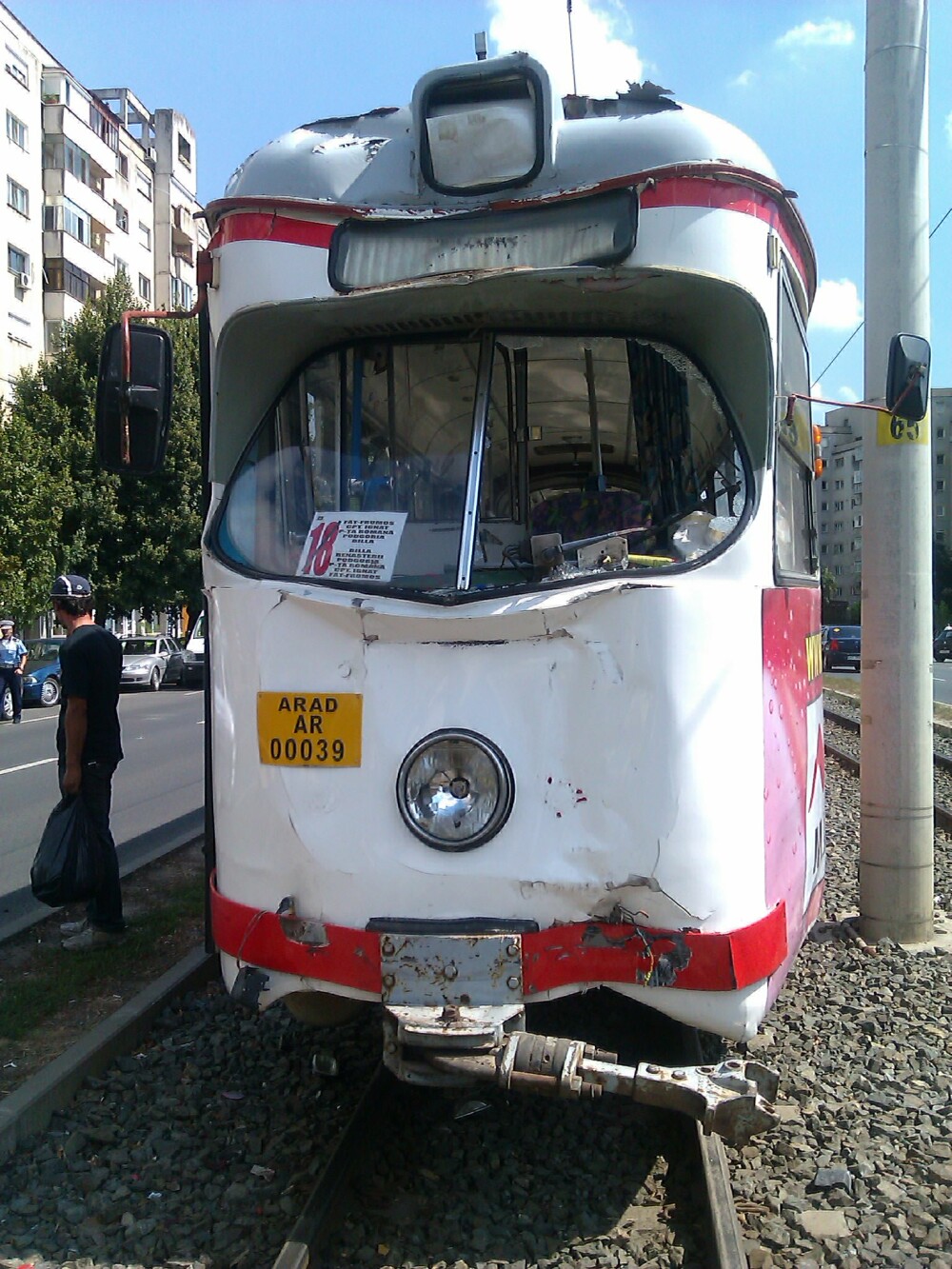 FOTO. Doua tramvaie s-au ciocnit in Arad. Un pasager si un vatman au fost raniti - Imaginea 5
