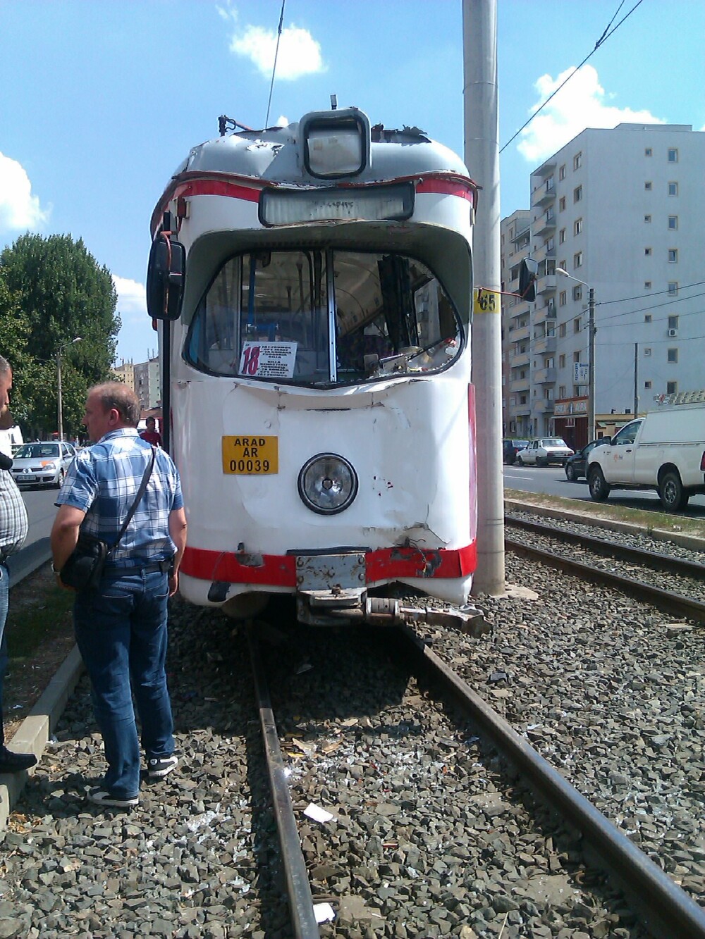 FOTO. Doua tramvaie s-au ciocnit in Arad. Un pasager si un vatman au fost raniti - Imaginea 7