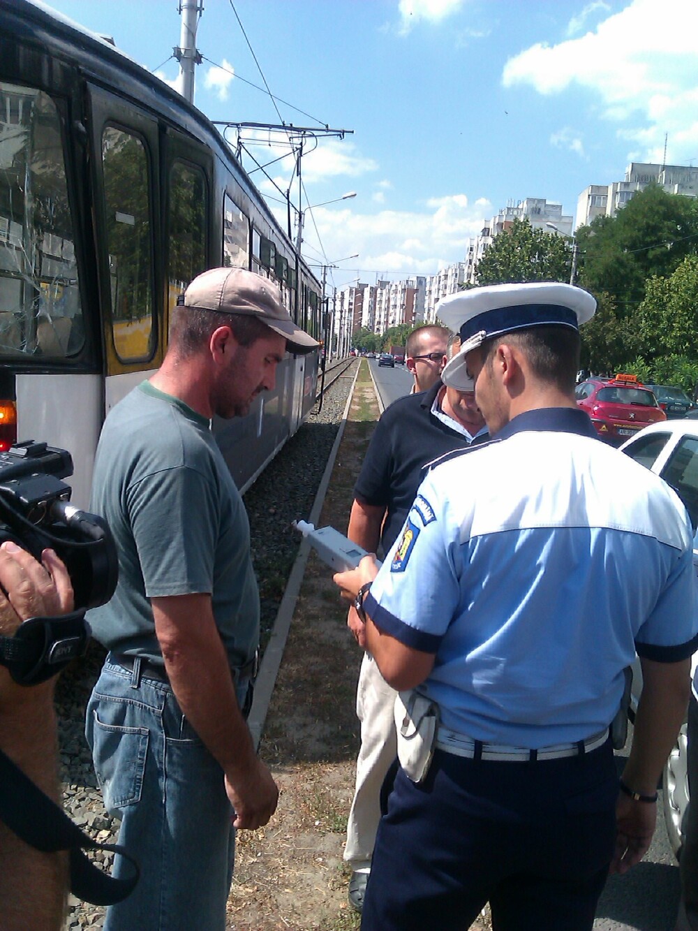 FOTO. Doua tramvaie s-au ciocnit in Arad. Un pasager si un vatman au fost raniti - Imaginea 8