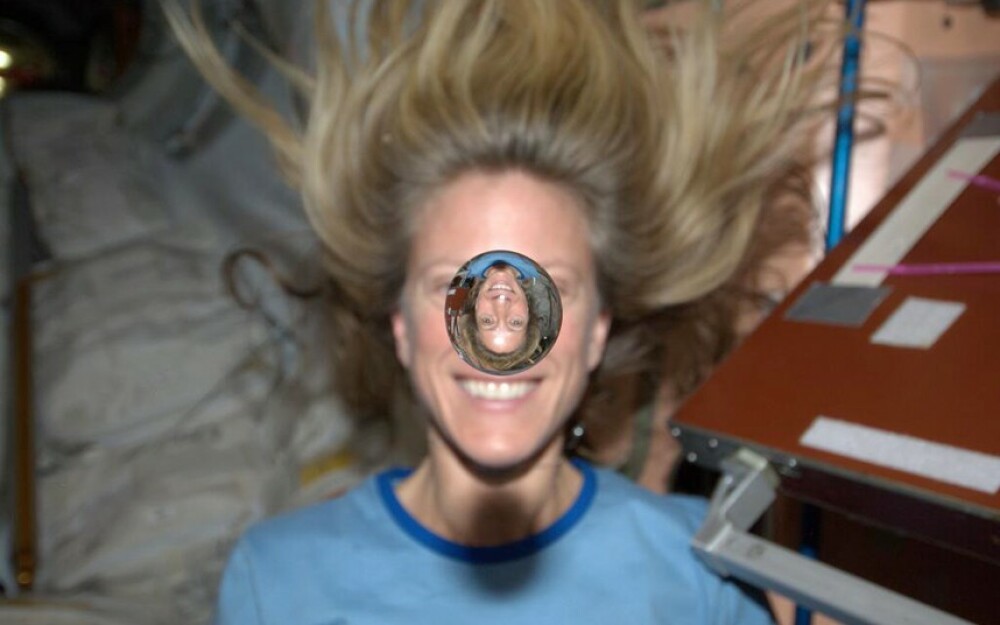 Din spatiu, pe Facebook si pe Twitter. O femeie astronaut cucereste retelele sociale cu pozele sale - Imaginea 1