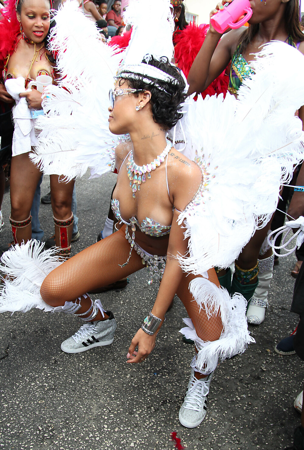 Rihanna, pe jumatate goala la carnavalul din Barbados: cum a aparut in fata bunicului ei - Imaginea 2