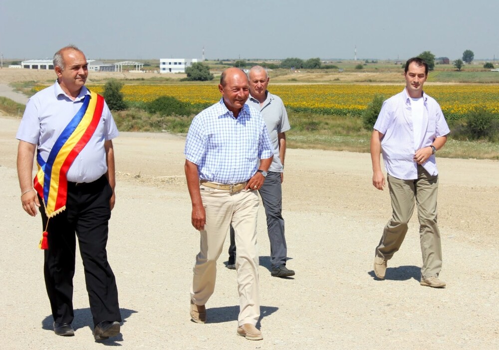 Basescu a facut constatari din elicopter pe autostrada Nadlac-Arad: “Nu se intampla nimic” - Imaginea 1