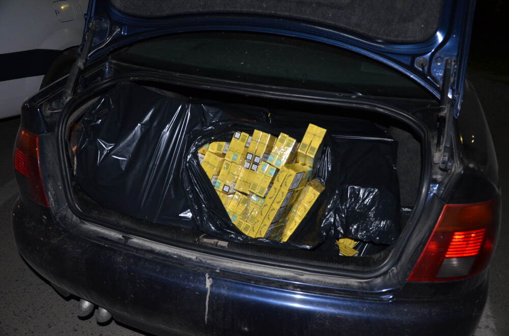 Mii de pachete de tigari de contrabada, descoperite in portbagajul masinii unui aradean - Imaginea 2