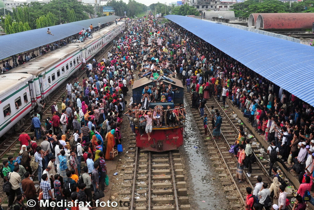 Sfarsitul Ramadanului a umplut trenurile in Bangladesh pentru sarbatoarea Eid al-Fitr - Imaginea 2