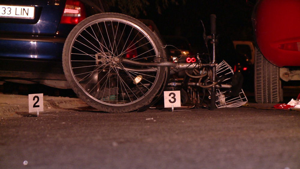 Un biciclist a ajuns de urgenta la spital dupa ce a fost izbit de o masina. Starea barbatului - Imaginea 1