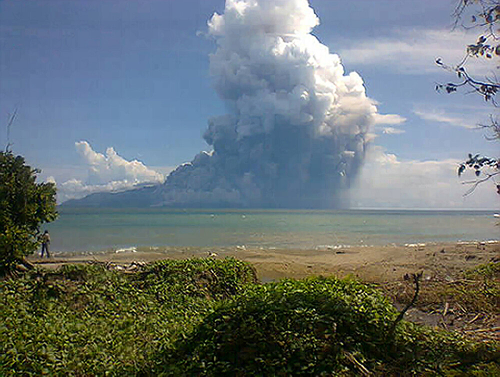 Coloane de cenusa de pana la 600m si o insula evacuata. Vulcanul din Indonezia a ucis 6 persoane - Imaginea 3
