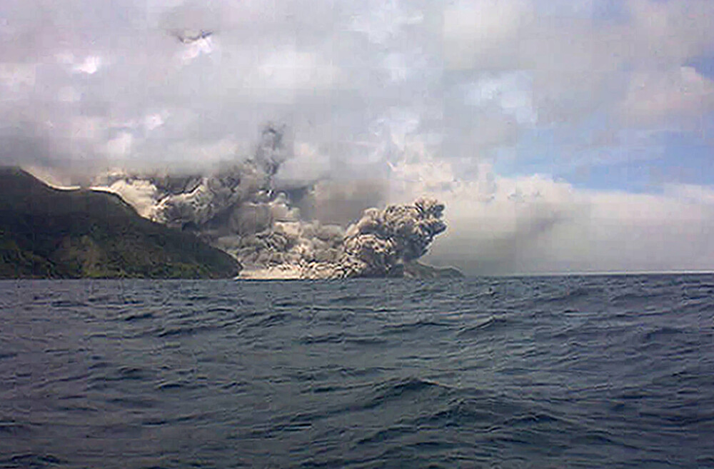 Coloane de cenusa de pana la 600m si o insula evacuata. Vulcanul din Indonezia a ucis 6 persoane - Imaginea 1