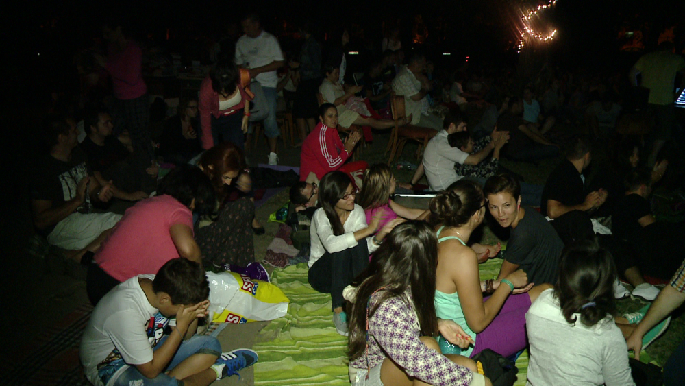 Picnic sub stele la Timisoara. Sute de persoane au intins patura in curtea Observatorului Astronomic - Imaginea 5