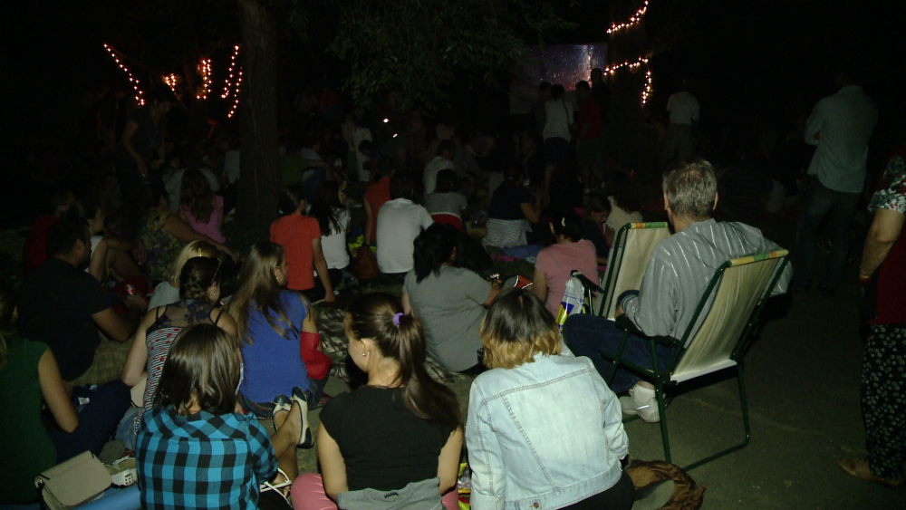 Picnic sub stele la Timisoara. Sute de persoane au intins patura in curtea Observatorului Astronomic - Imaginea 6