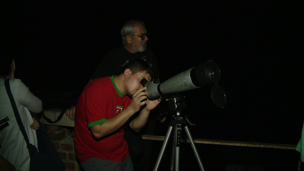 Picnic sub stele la Timisoara. Sute de persoane au intins patura in curtea Observatorului Astronomic - Imaginea 9