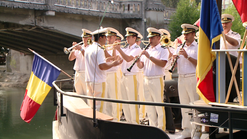 Ceremonie de Ziua Marinei la Timisoara. Zeci de curiosi au venit sa ii vada pe militari si marinari - Imaginea 1