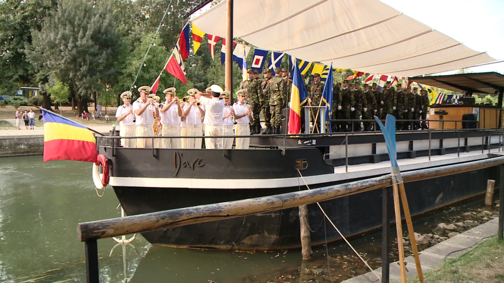 Ceremonie de Ziua Marinei la Timisoara. Zeci de curiosi au venit sa ii vada pe militari si marinari - Imaginea 2