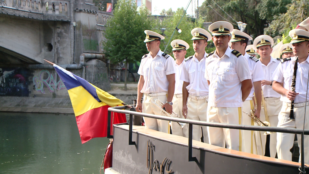 Ceremonie de Ziua Marinei la Timisoara. Zeci de curiosi au venit sa ii vada pe militari si marinari - Imaginea 6