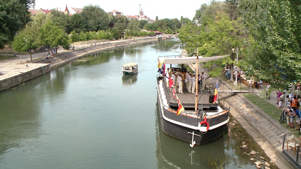 Ceremonie de Ziua Marinei la Timisoara. Zeci de curiosi au venit sa ii vada pe militari si marinari - Imaginea 14