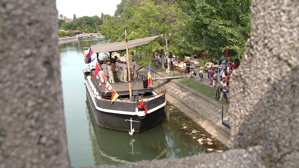 Ceremonie de Ziua Marinei la Timisoara. Zeci de curiosi au venit sa ii vada pe militari si marinari - Imaginea 15