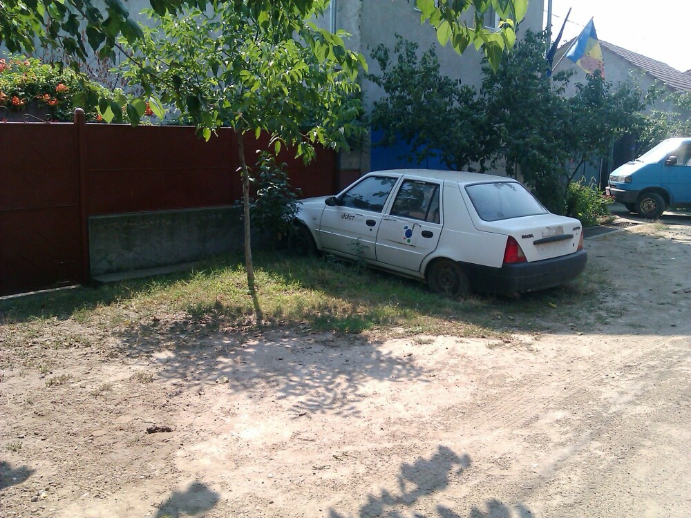 Un aradean se roaga de doi ani la autoritati sa ridice o masina abandonata in fata casei sale - Imaginea 1