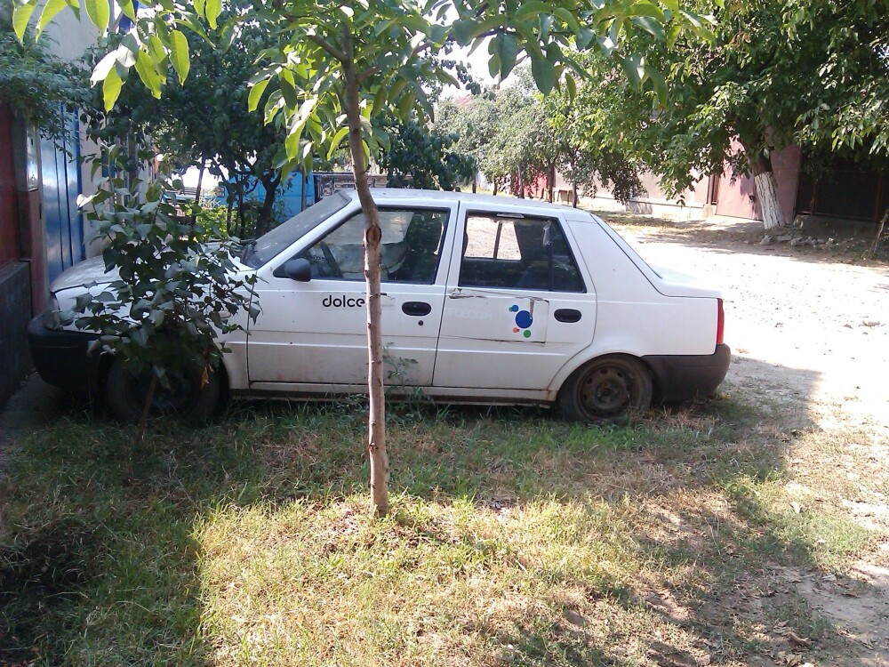 Un aradean se roaga de doi ani la autoritati sa ridice o masina abandonata in fata casei sale - Imaginea 5