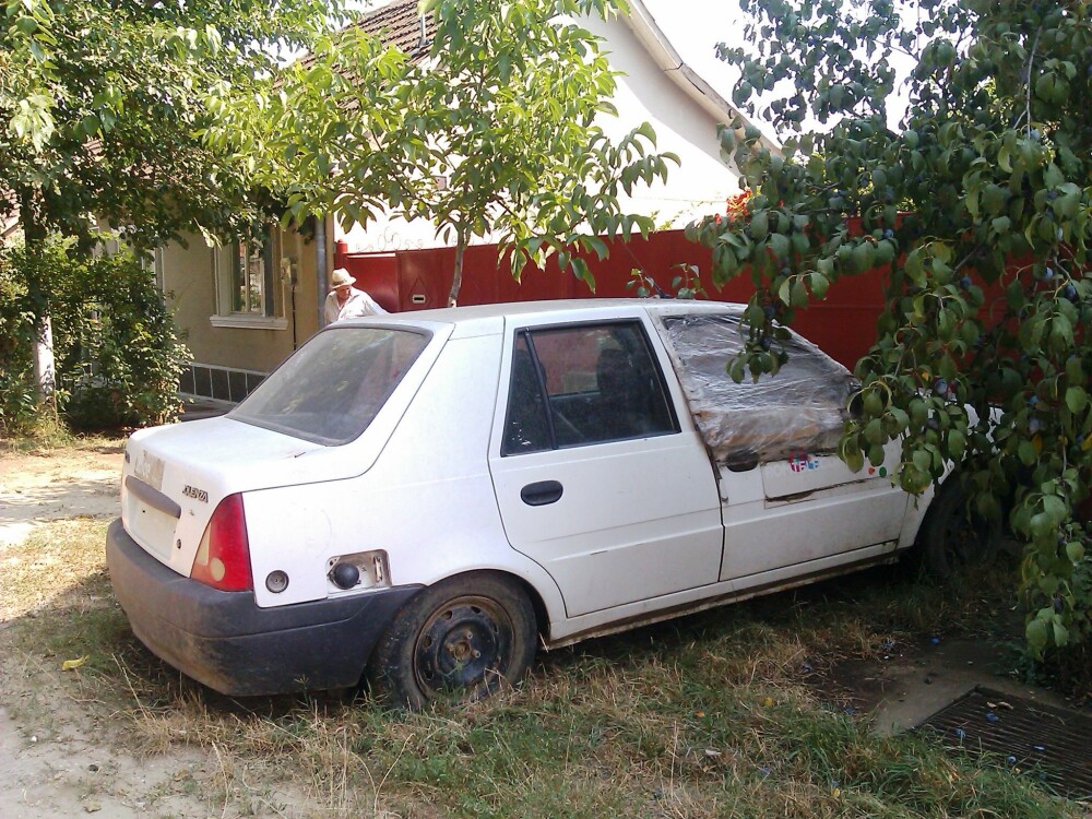 Un aradean se roaga de doi ani la autoritati sa ridice o masina abandonata in fata casei sale - Imaginea 6