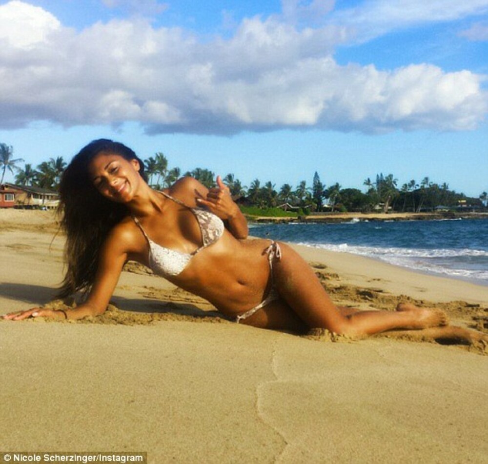 Nicole Scherzinger, fotografiata in pozitii greu de imitat pe o plaja din Hawaii. FOTO - Imaginea 1