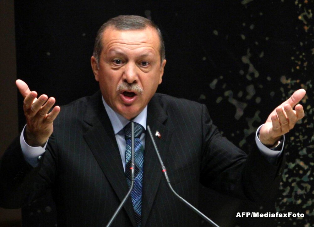 Tensiuni dupa tragedia din mina. Consilierul premierului turc, pozat in timp ce lovea cu picioarele un protestatar - Imaginea 8