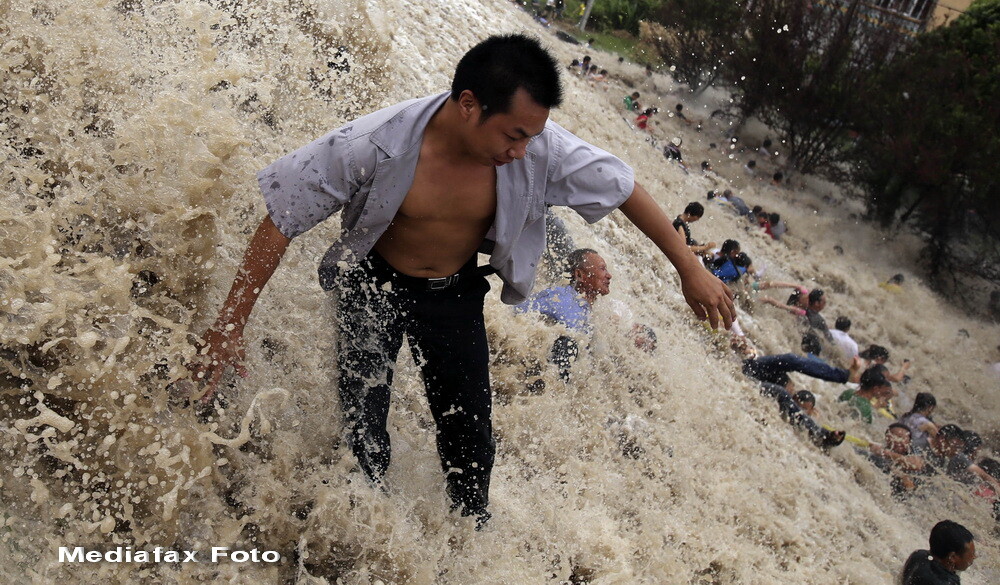 Festival sangeros. 30 de persoane, ranite de valuri de 20 de metri in estul Chinei - Imaginea 1