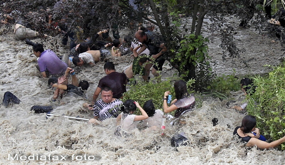 Festival sangeros. 30 de persoane, ranite de valuri de 20 de metri in estul Chinei - Imaginea 2