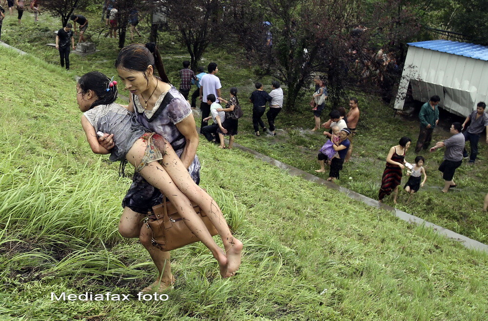 Festival sangeros. 30 de persoane, ranite de valuri de 20 de metri in estul Chinei - Imaginea 3