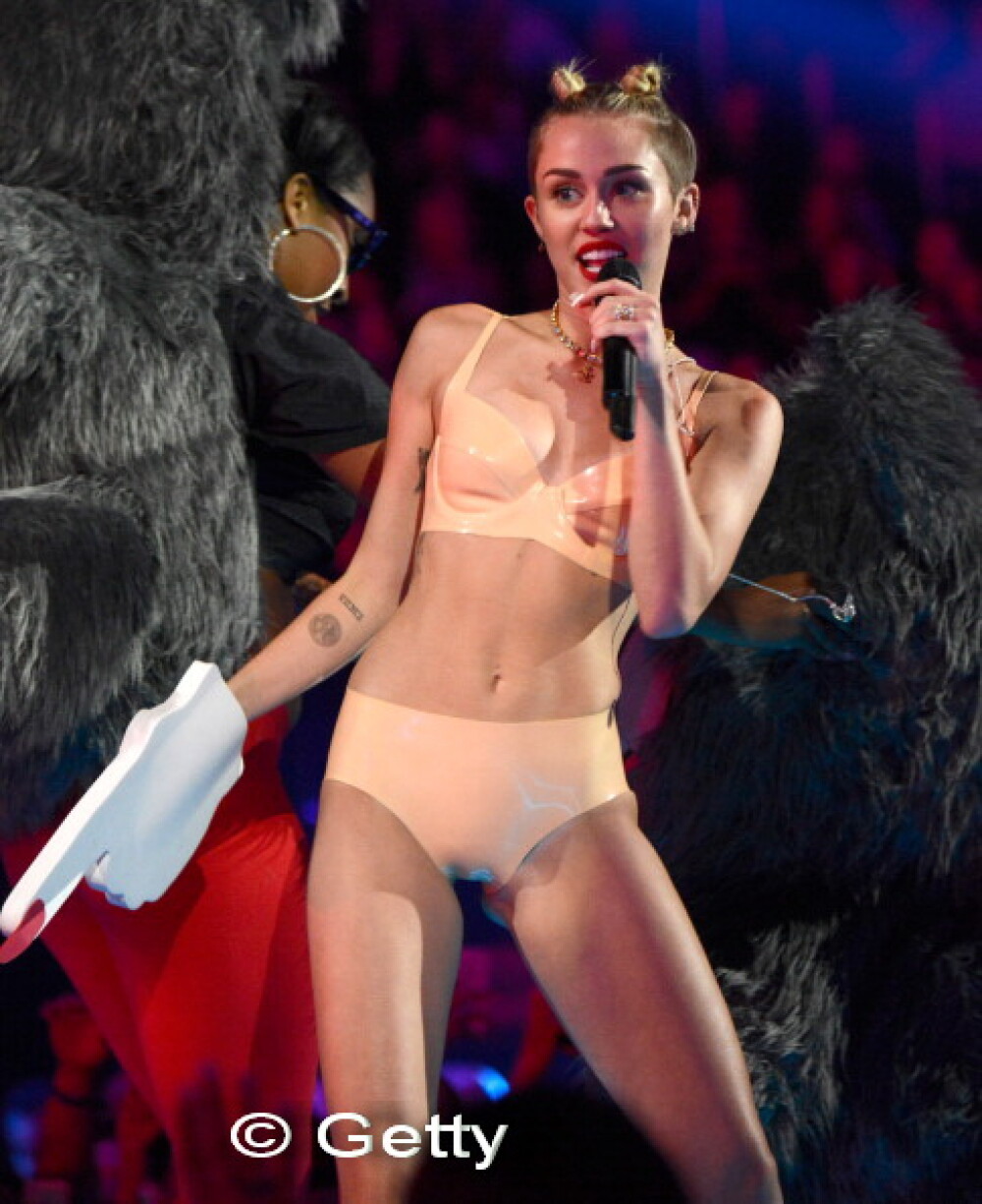 Reactia lui Liam Hemsworth dupa ce si-a vazut iubita, Miley Cyrus, in ipostaze indecente - Imaginea 4