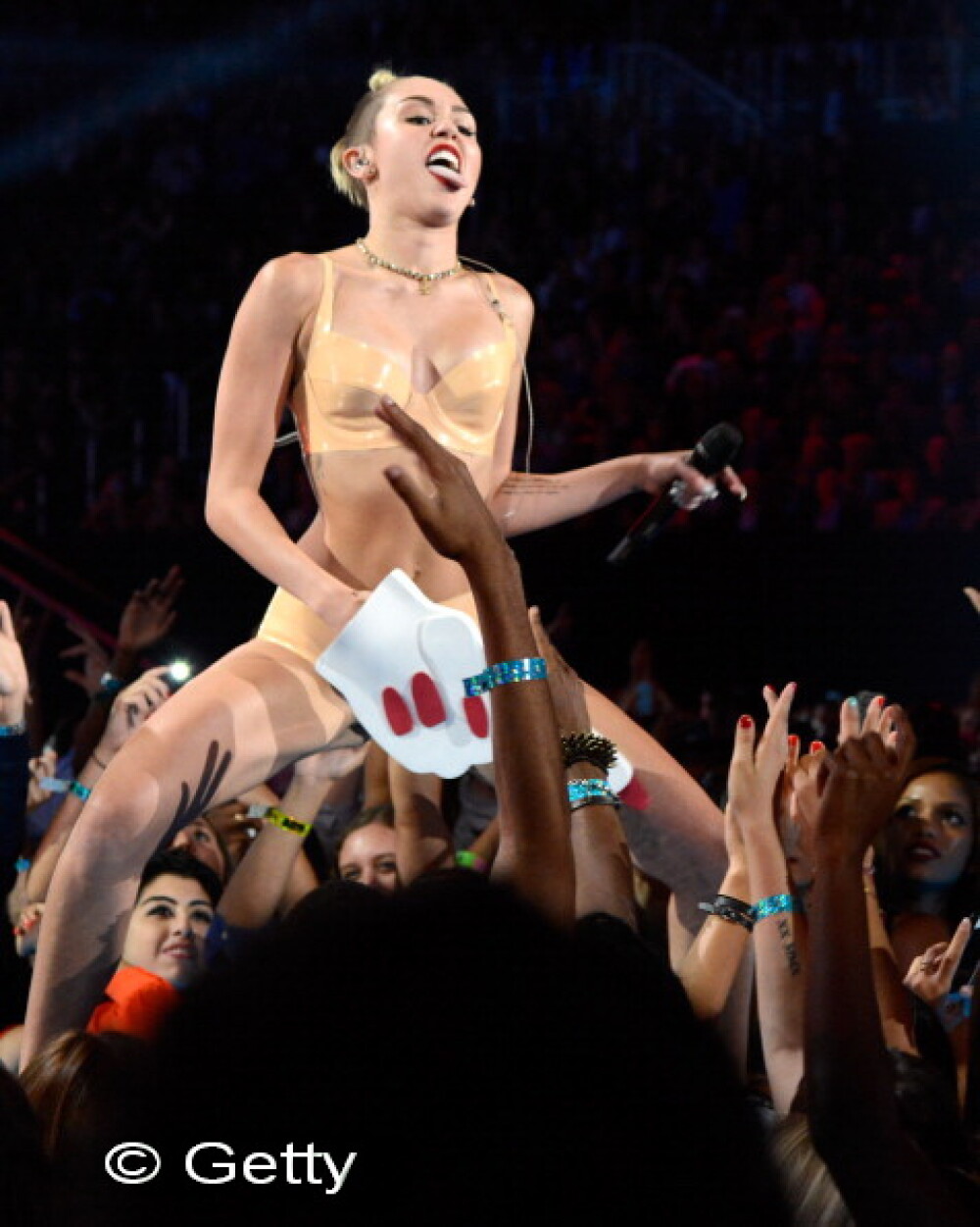 Ce reactie a avut tatal lui Miley Cyrus dupa prestatia jalnica a fiicei lui la MTV - Imaginea 2