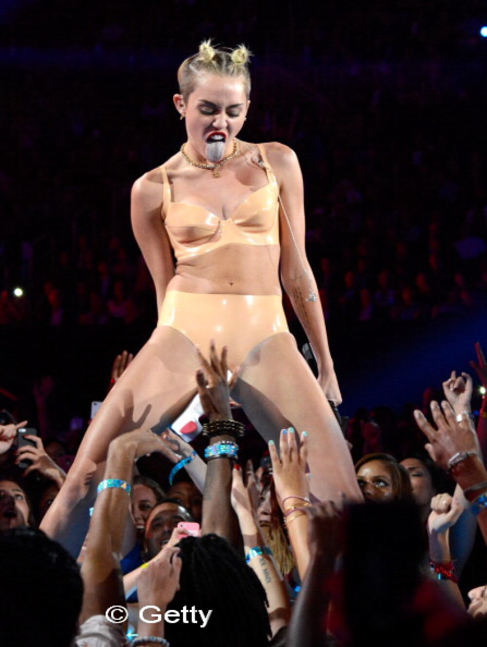 Ce reactie a avut tatal lui Miley Cyrus dupa prestatia jalnica a fiicei lui la MTV - Imaginea 1