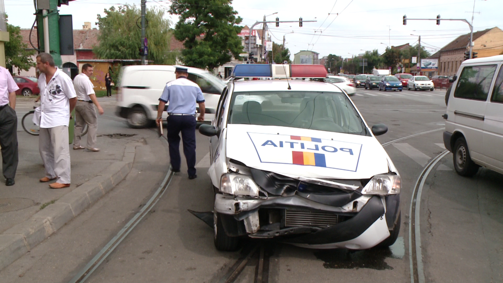 O masina de politie care ducea un suspect de furt la Parchet a fost izbita de un BMW, la Timisoara - Imaginea 1