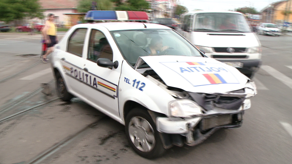 O masina de politie care ducea un suspect de furt la Parchet a fost izbita de un BMW, la Timisoara - Imaginea 3