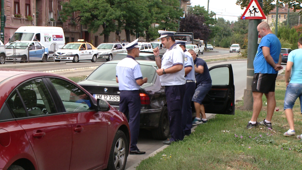 O masina de politie care ducea un suspect de furt la Parchet a fost izbita de un BMW, la Timisoara - Imaginea 4