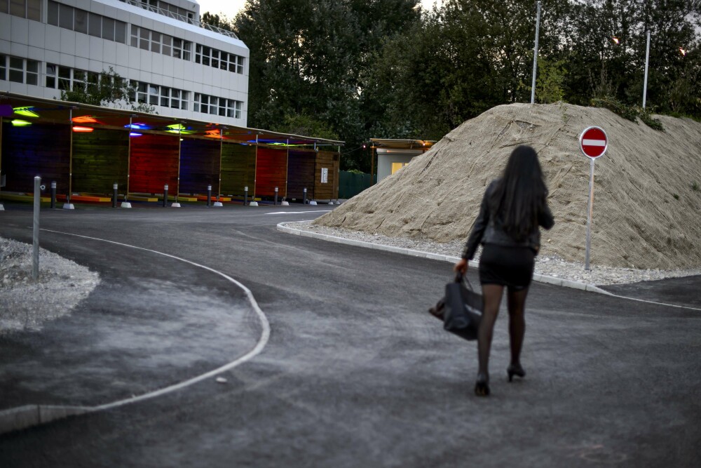 Primele imagini din bordelul drive-in din Zurich. Autoritatile spre sa rezolve problema prostitutiei - Imaginea 4