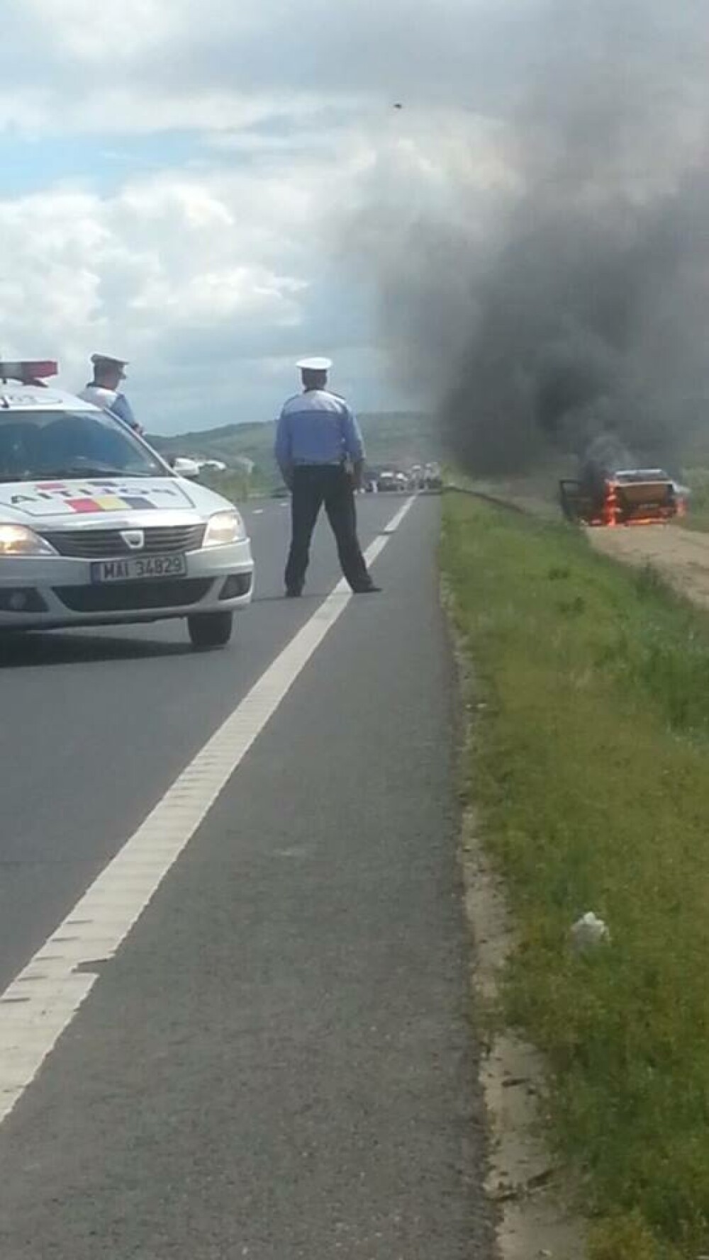 O masina cu radar a Politie din Sibiu a ars in totalitate pe DN1. Imagini trimise de un utilizator - Imaginea 1