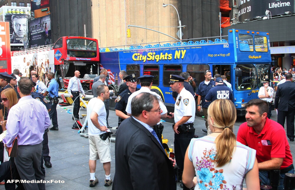Doua autocare turistice s-au ciocnit in piata Times Square din New York. 14 persoane sunt ranite, dintre care 3 grav. FOTO - Imaginea 1
