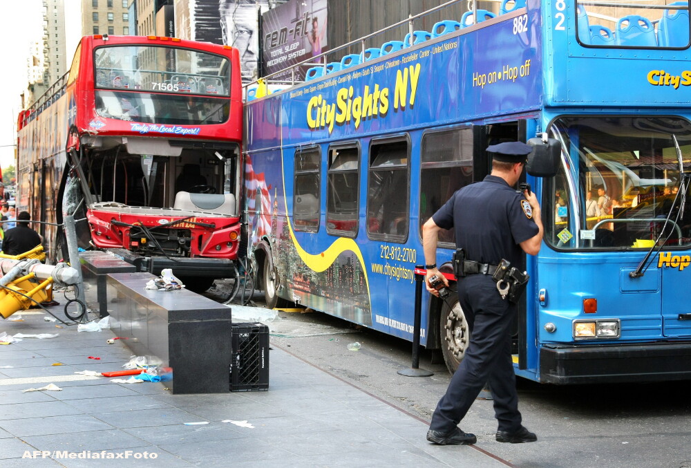 Doua autocare turistice s-au ciocnit in piata Times Square din New York. 14 persoane sunt ranite, dintre care 3 grav. FOTO - Imaginea 2