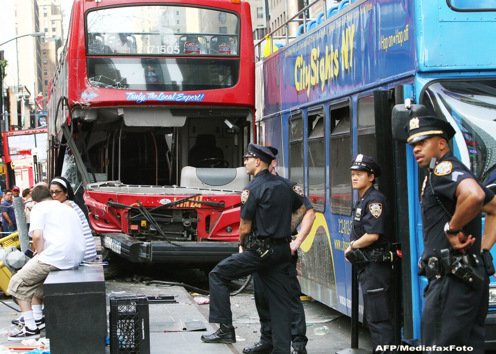 Doua autocare turistice s-au ciocnit in piata Times Square din New York. 14 persoane sunt ranite, dintre care 3 grav. FOTO - Imaginea 3