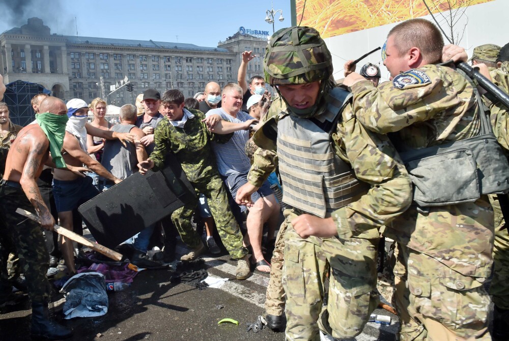 Euromaidanul, din nou in flacari. Preotul care arunca sticle incendiare, personajul zilei in noile proteste de la Kiev - Imaginea 8